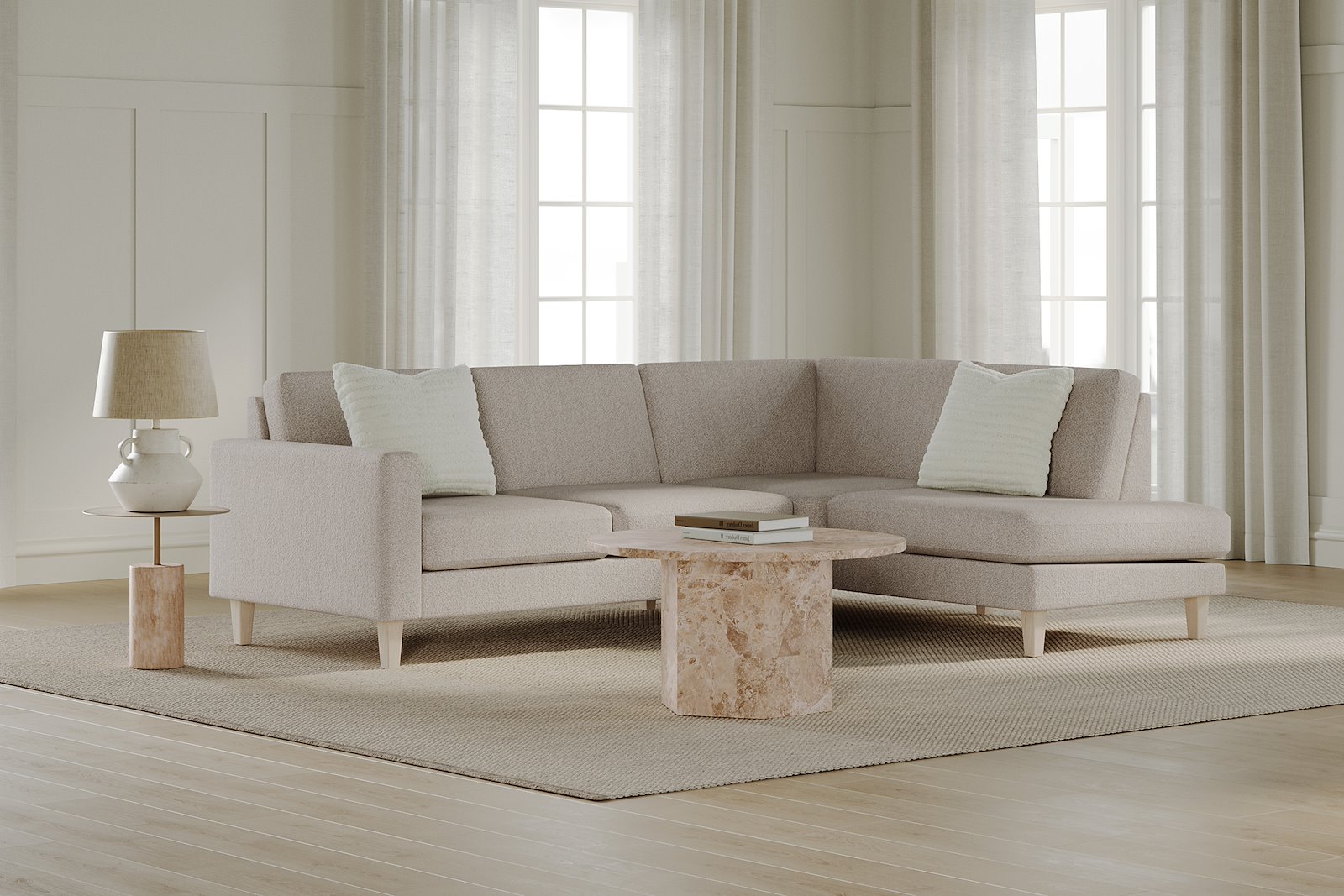 Slogen hjørnesofa Oppsett AH. 2,5-seter med åpen ende høyre. Tekstil Dragon Sand med standard ryggpute. Vange B og hvitpigmentert ben 178.