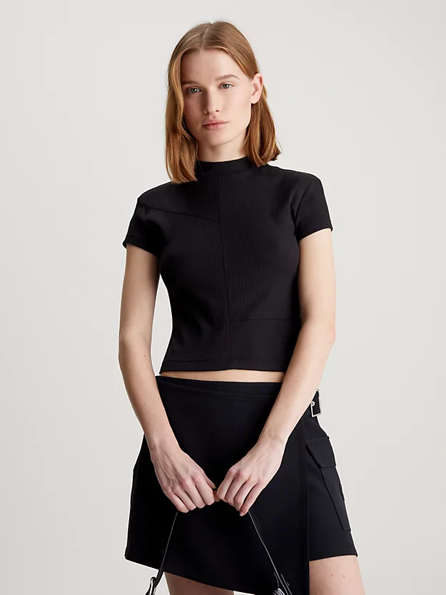 Blusa de manga curta canelada e modelagem justa