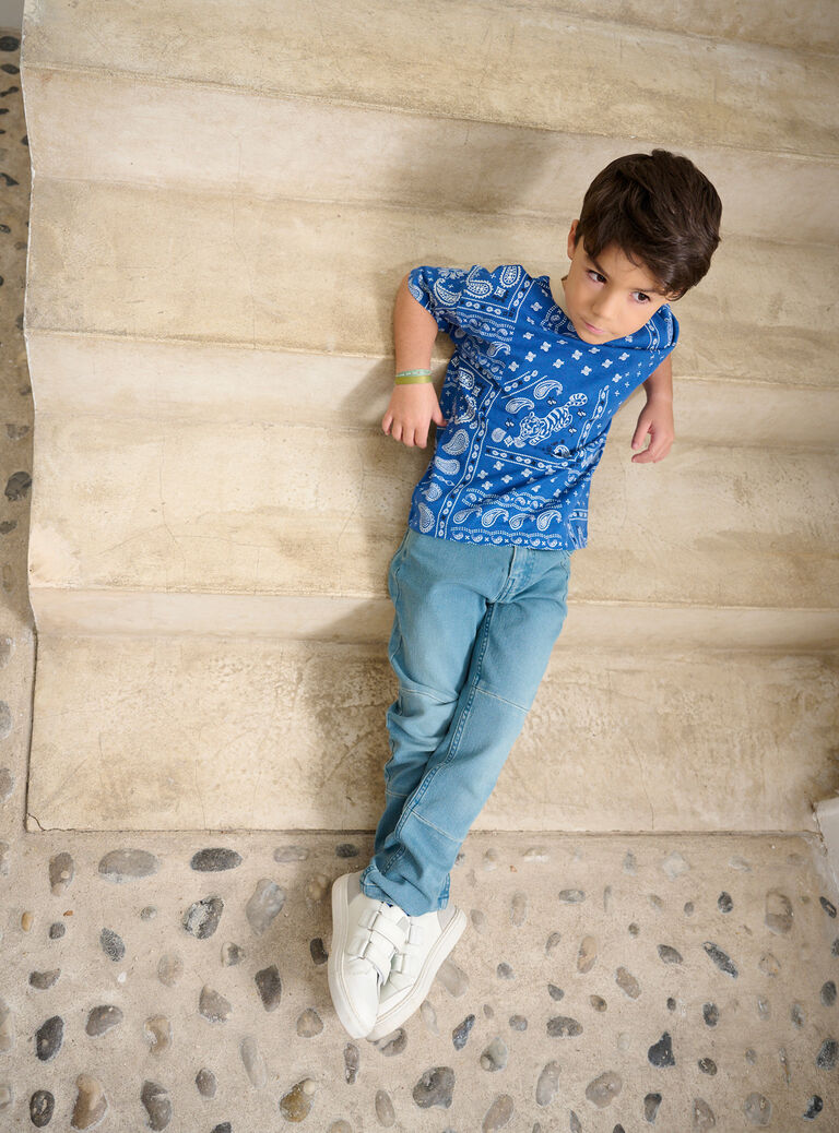 Jean denim bleu avec empiècement pour garçon