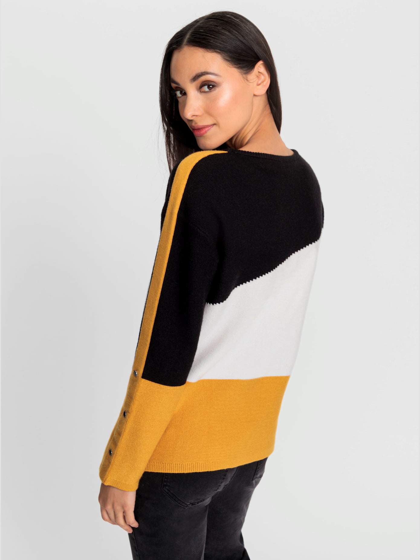 Pull avec boutons-pression décoratifs aux manches