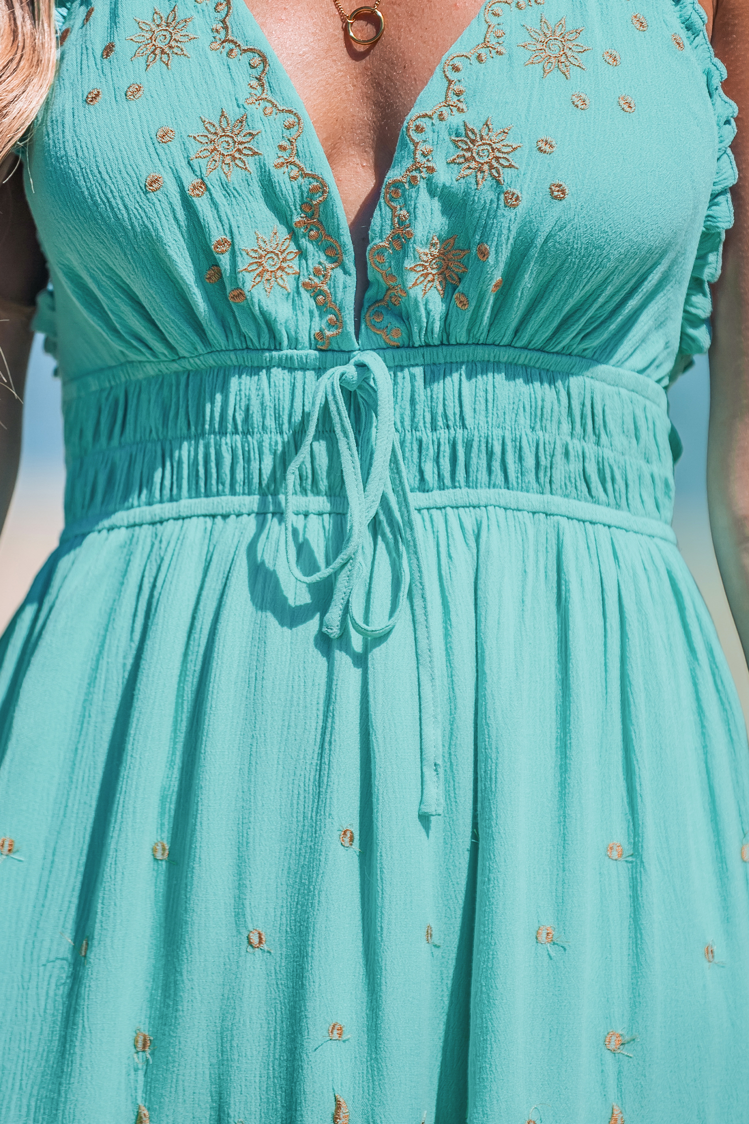 Robe maxi à col licou plongeant en broderie