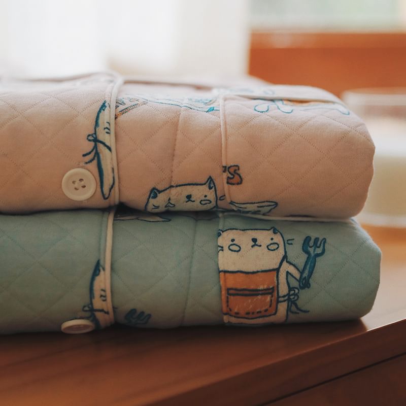 Finlies - Pyjamaset: lange mouwen, reverskraag, kattenprint, gewatteerde top met knoopjes + broek