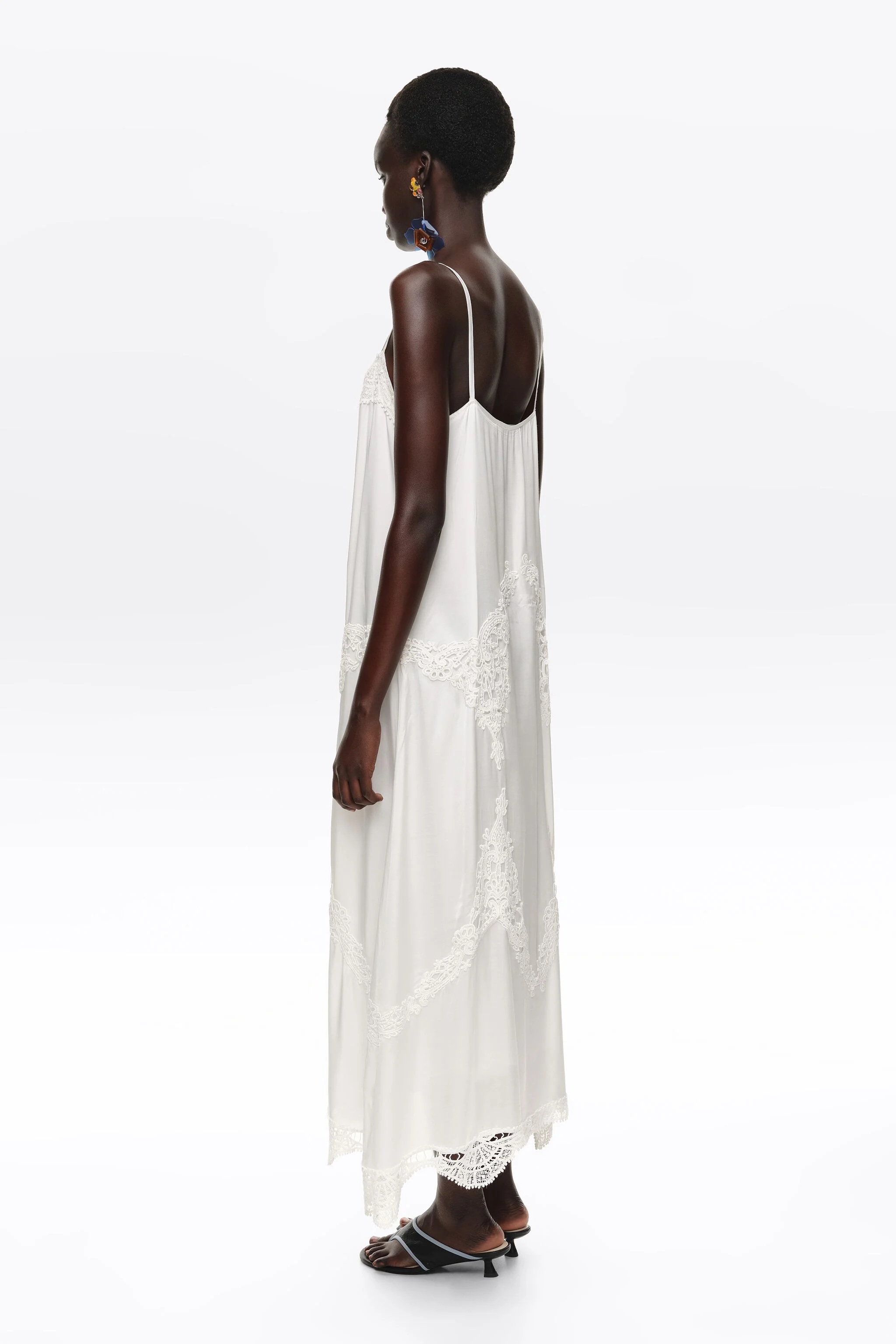 Vestido cor areia com alças finas e detalhes em crochê.