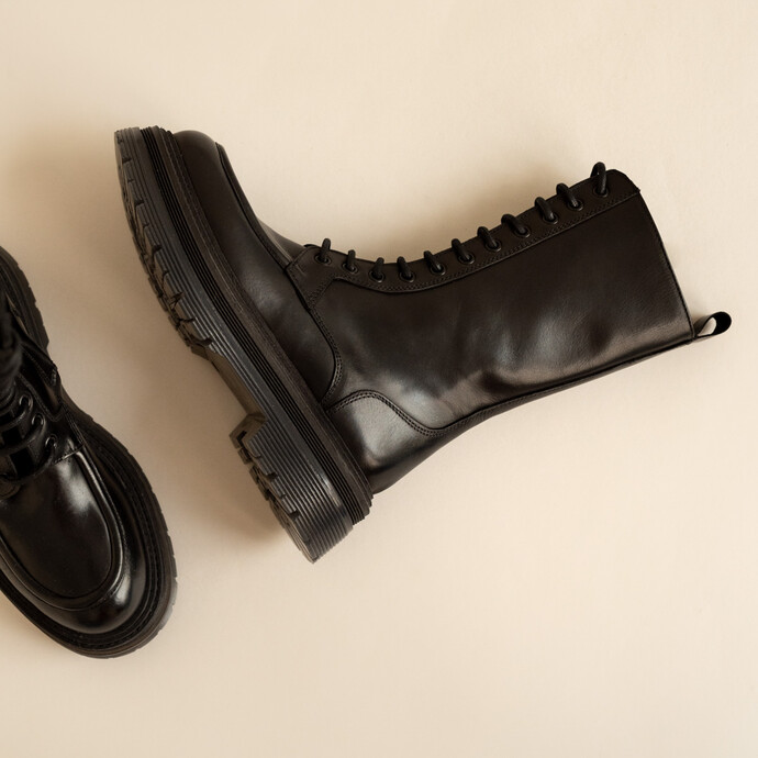 Boots à lacets et plateformes semelles crantées  en cuir noir