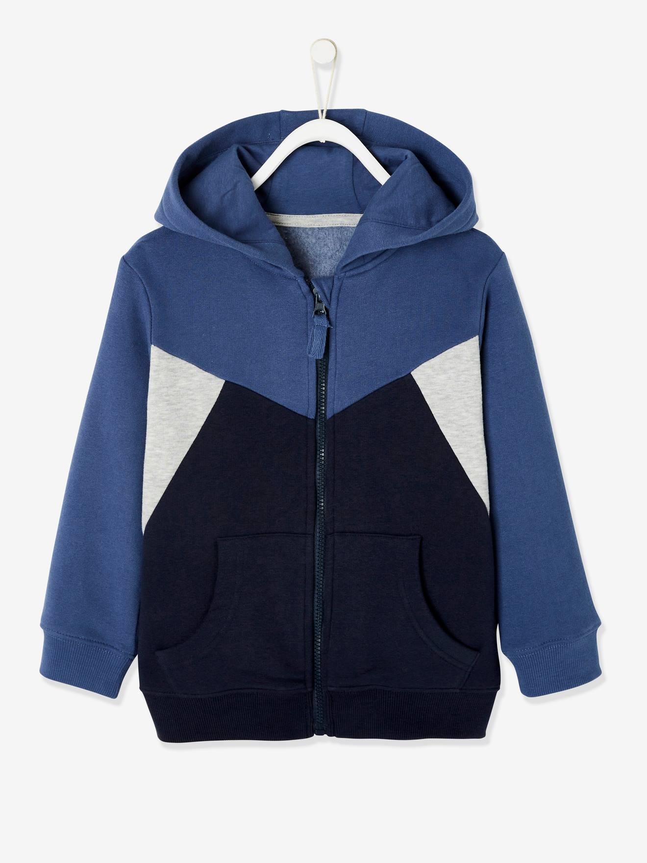 Moletom com zíper e blocos de cores com estampa de skate nas costas, azul escuro liso com detalhes.