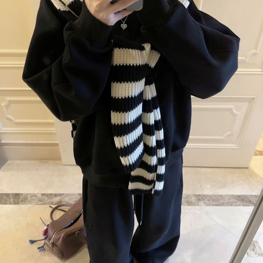 Gilmort - Sweatshirt met ronde hals en wijde pijpen / Joggingbroek met trekkoord in de taille / Gebreide sjaal