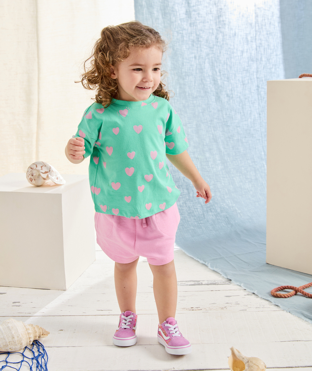 t-shirt bébé fille en coton bio vert imprimé coeurs roses