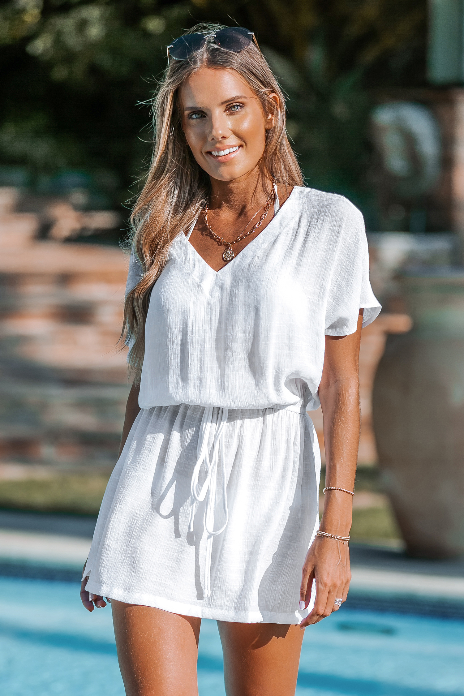 Robe cover up taille à nouer avec col en V blanche