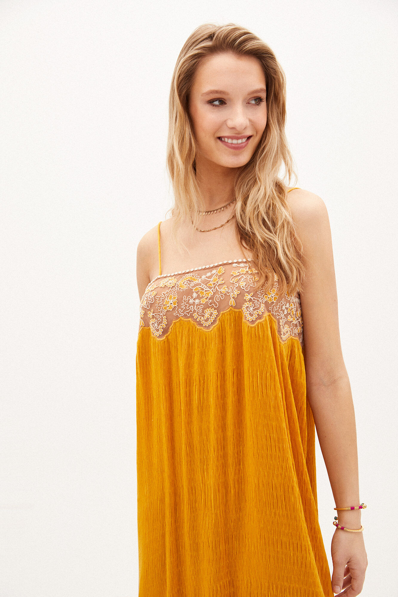 Edna. Vestido midi plisado - Rojo
