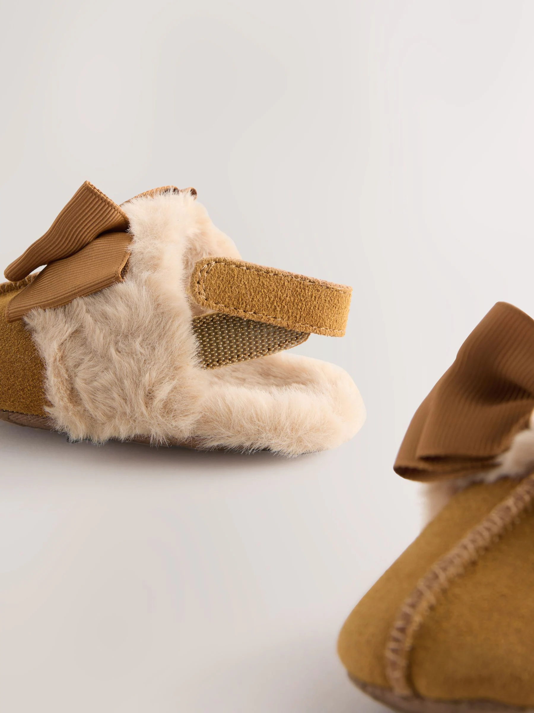 Lichtbruin - Baker by Ted Baker gewatteerde muiltjes met imitatiebont voor babymeisjes