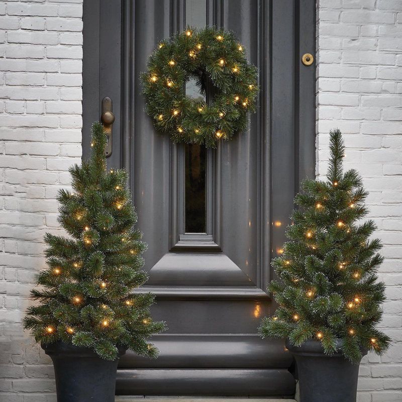 Black Box Trees - Glendon - Set van 2 Kerstbomen en 1 Krans - Groen - PVC Hardneedle - LED Verlichting