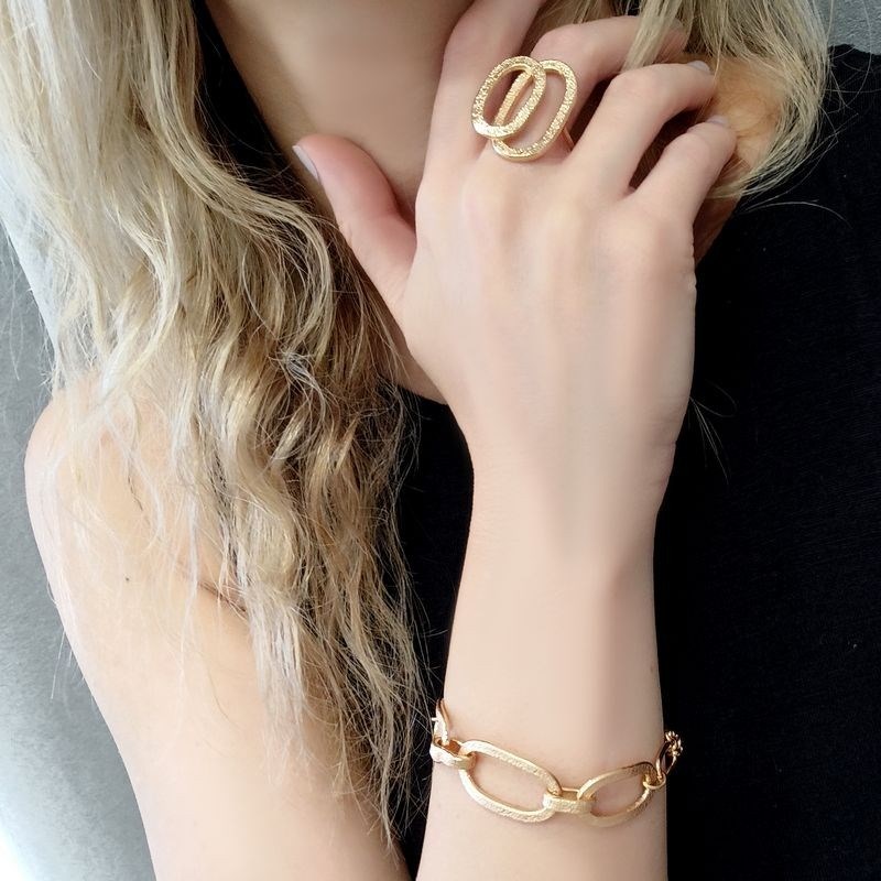 Bracelet souple en plaqué argent fait main avec chaîne en mailles de différentes tailles - Bijou de créateur