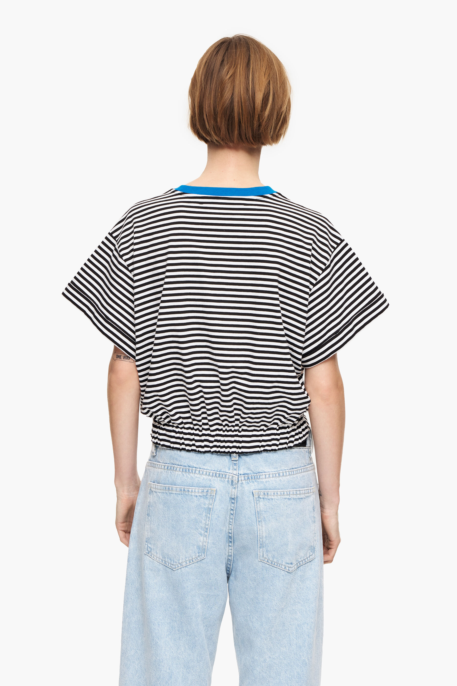 Camiseta preta quadrada com nó