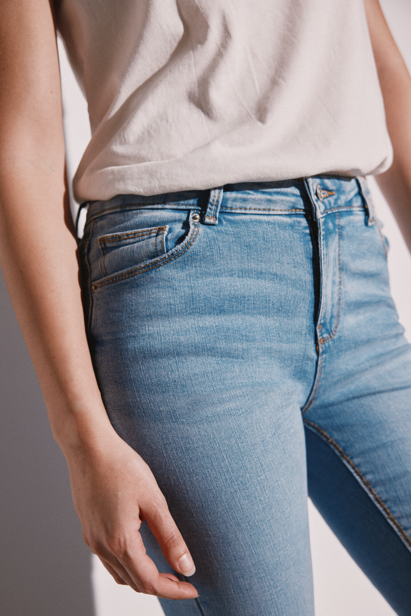 Calça jeans slim, lavagem sustentável