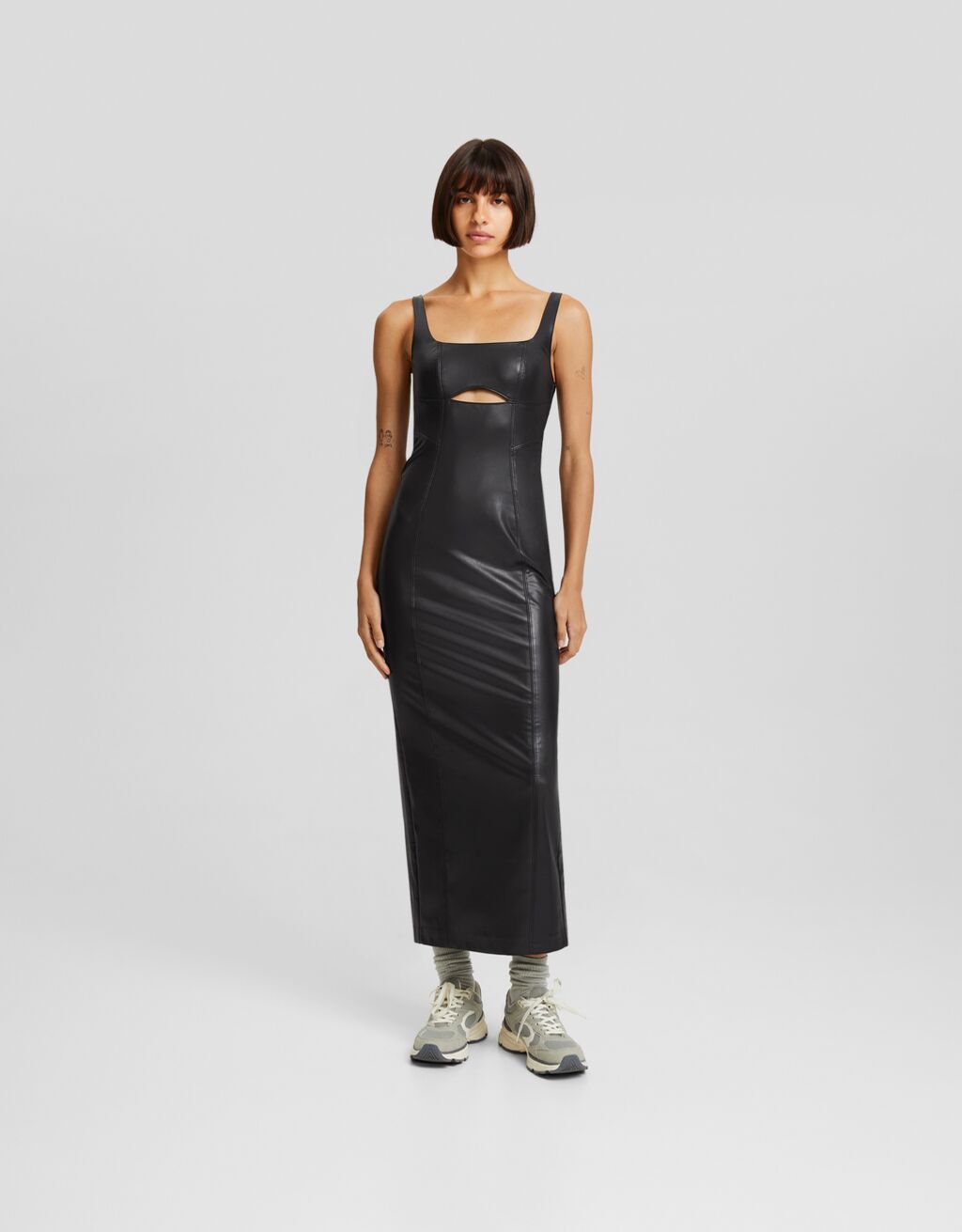 Vestido midi justo com alças e efeito couro.