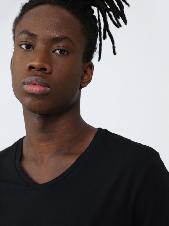 Camiseta slim com decote em V - Preta