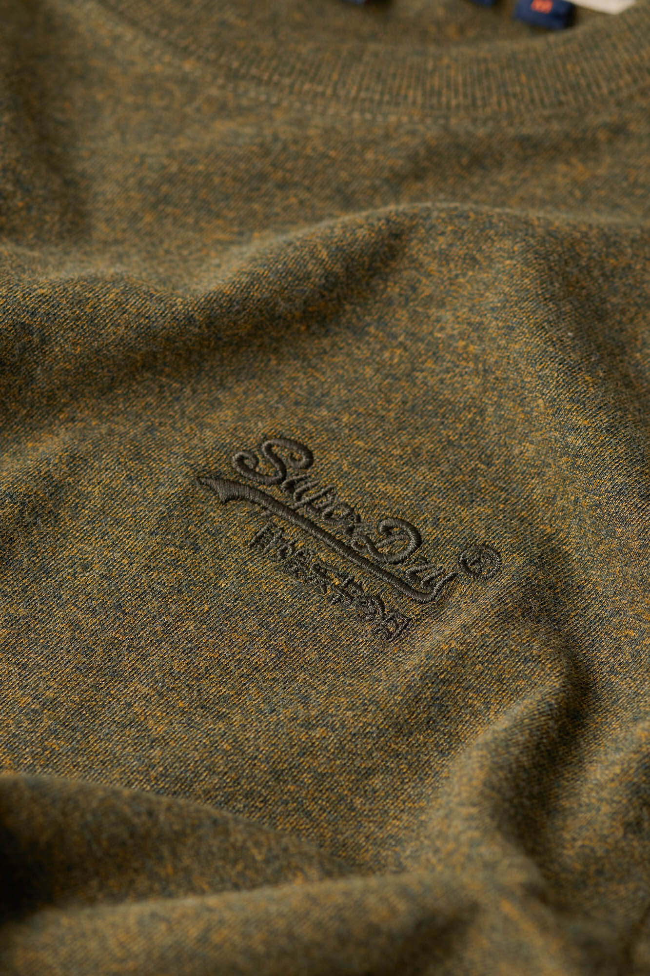 Camiseta essencial de algodão orgânico com logotipo.