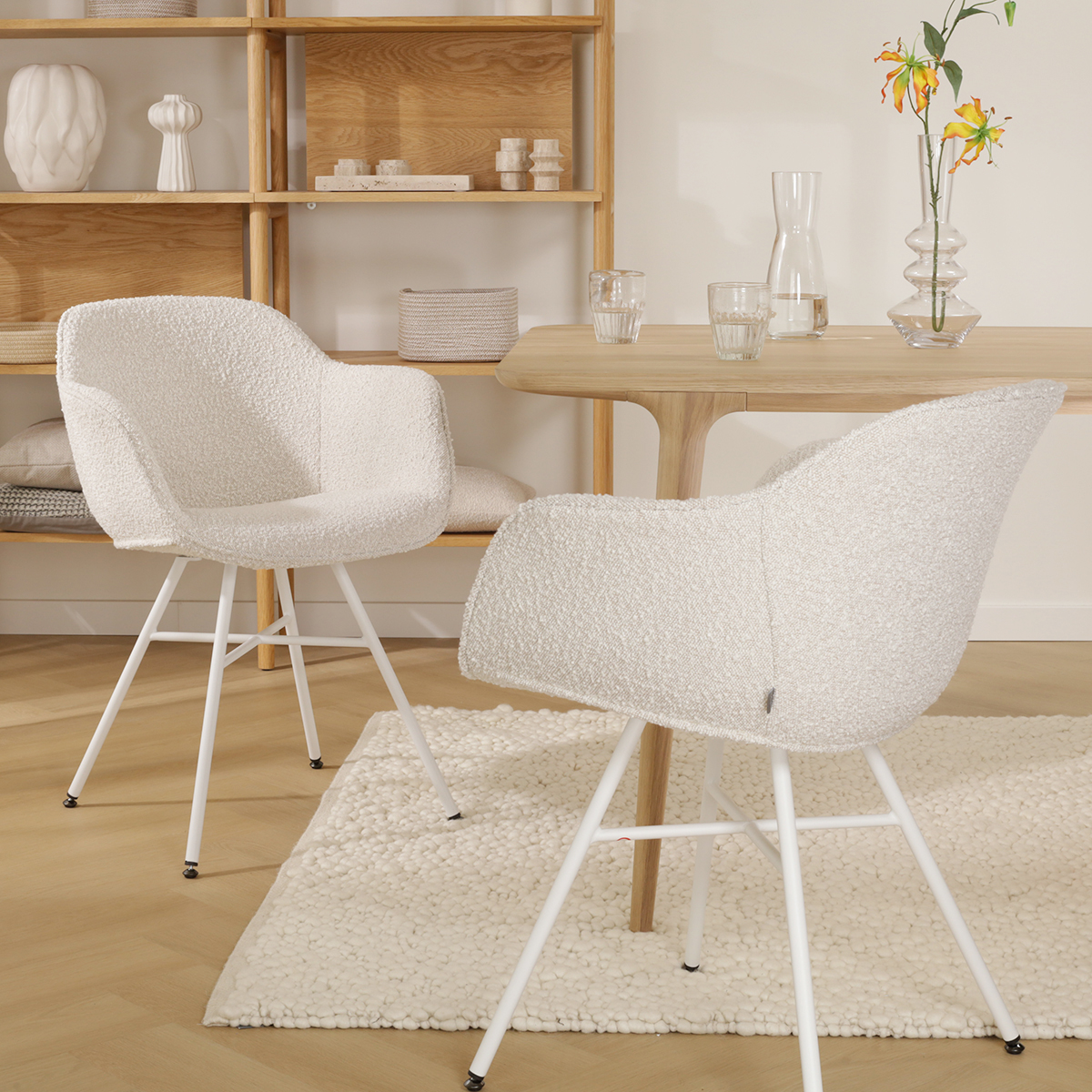 Eetkamerstoel Noa-Mare bouclé beige - wit onderstel