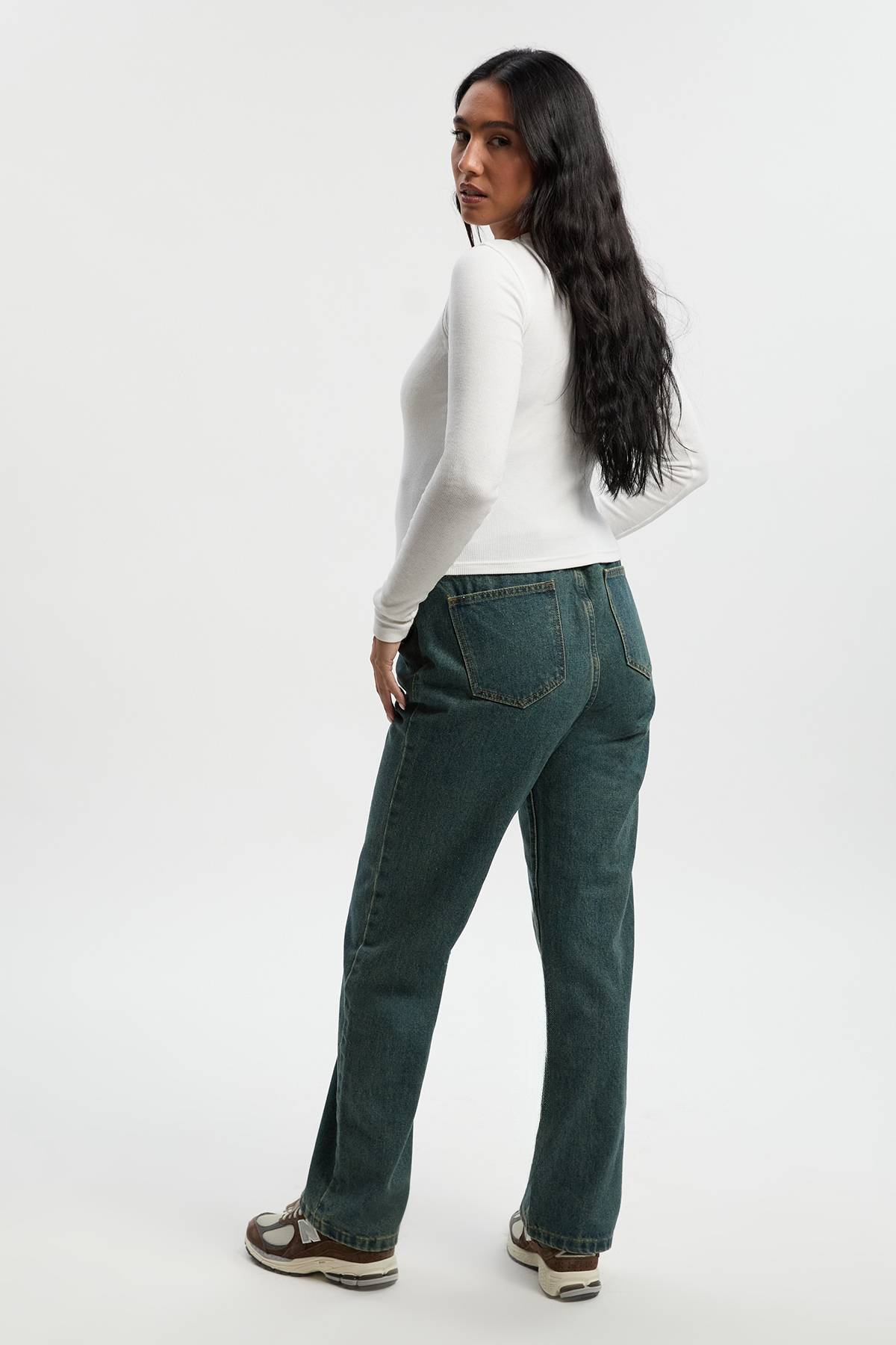 boohoo Jeans de maternité à jambes droites portés par-dessus le ventre