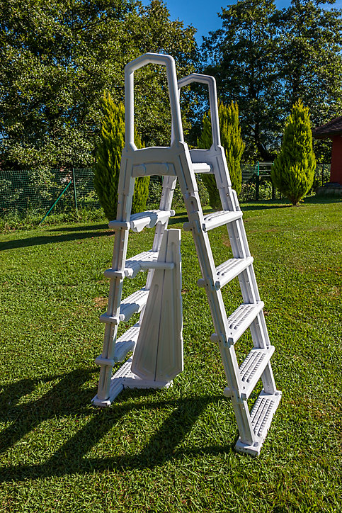 Escalier moulé pour piscines de hauteur 1,20 à 1,32m