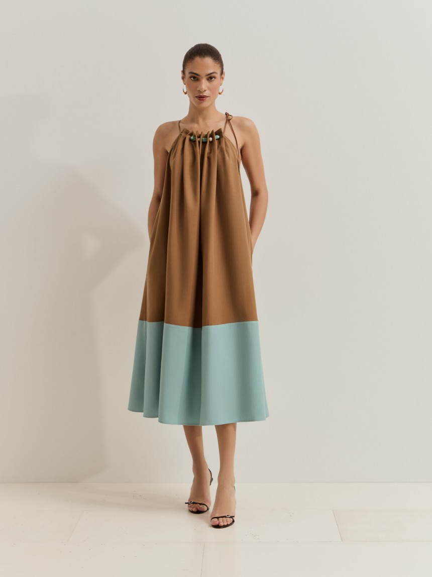 Vestido bicolor com detalhe de pedras