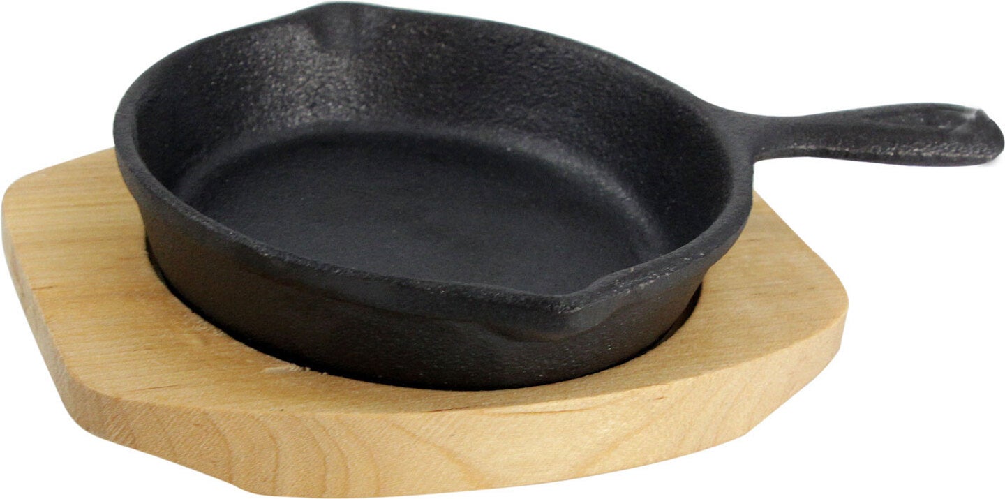 Pannetje gietijzer op plank zwart / naturel D 10 cm