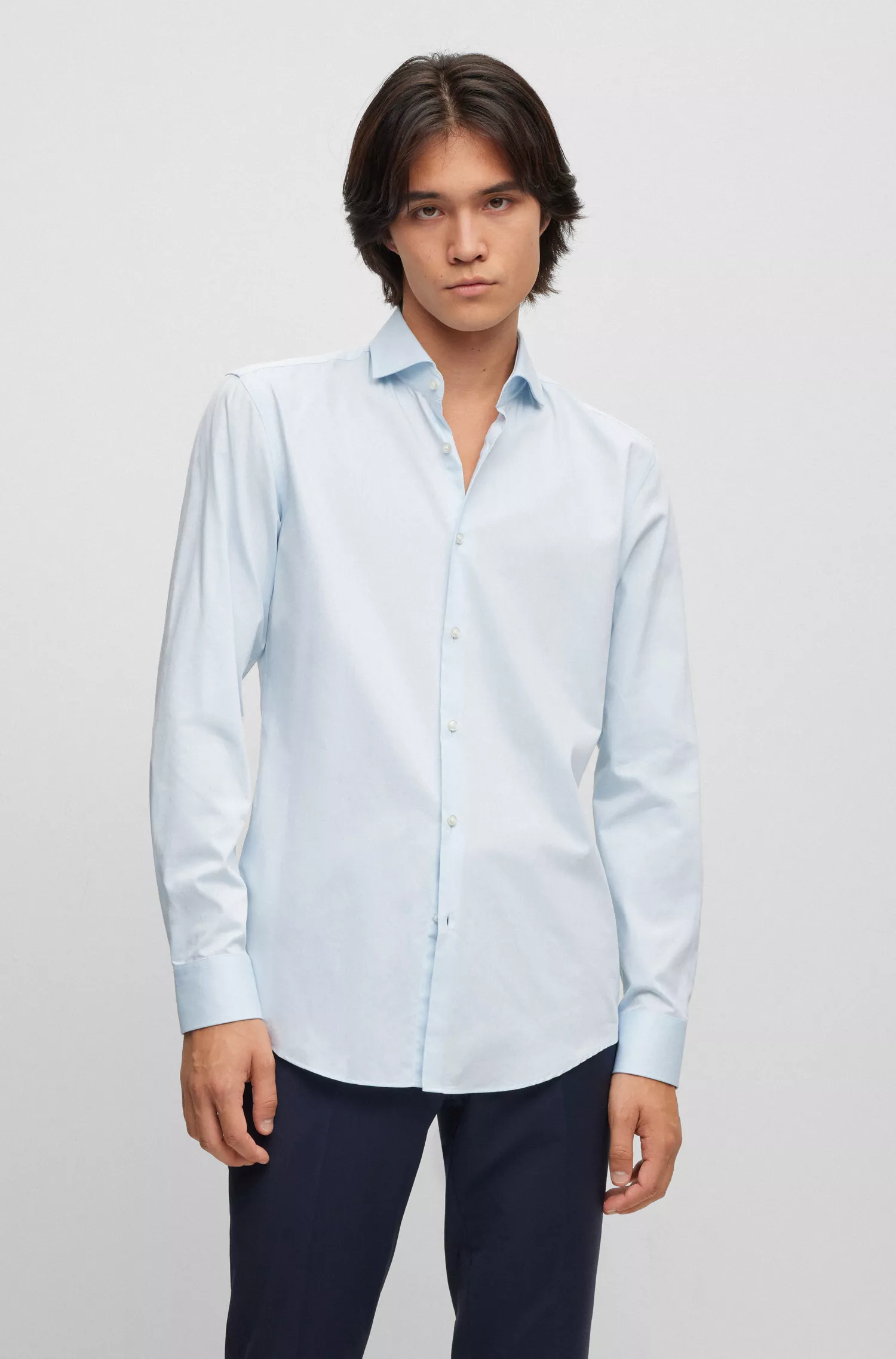 Camisa HUGO vermelha, corte slim, em sarja de algodão de fácil passar.