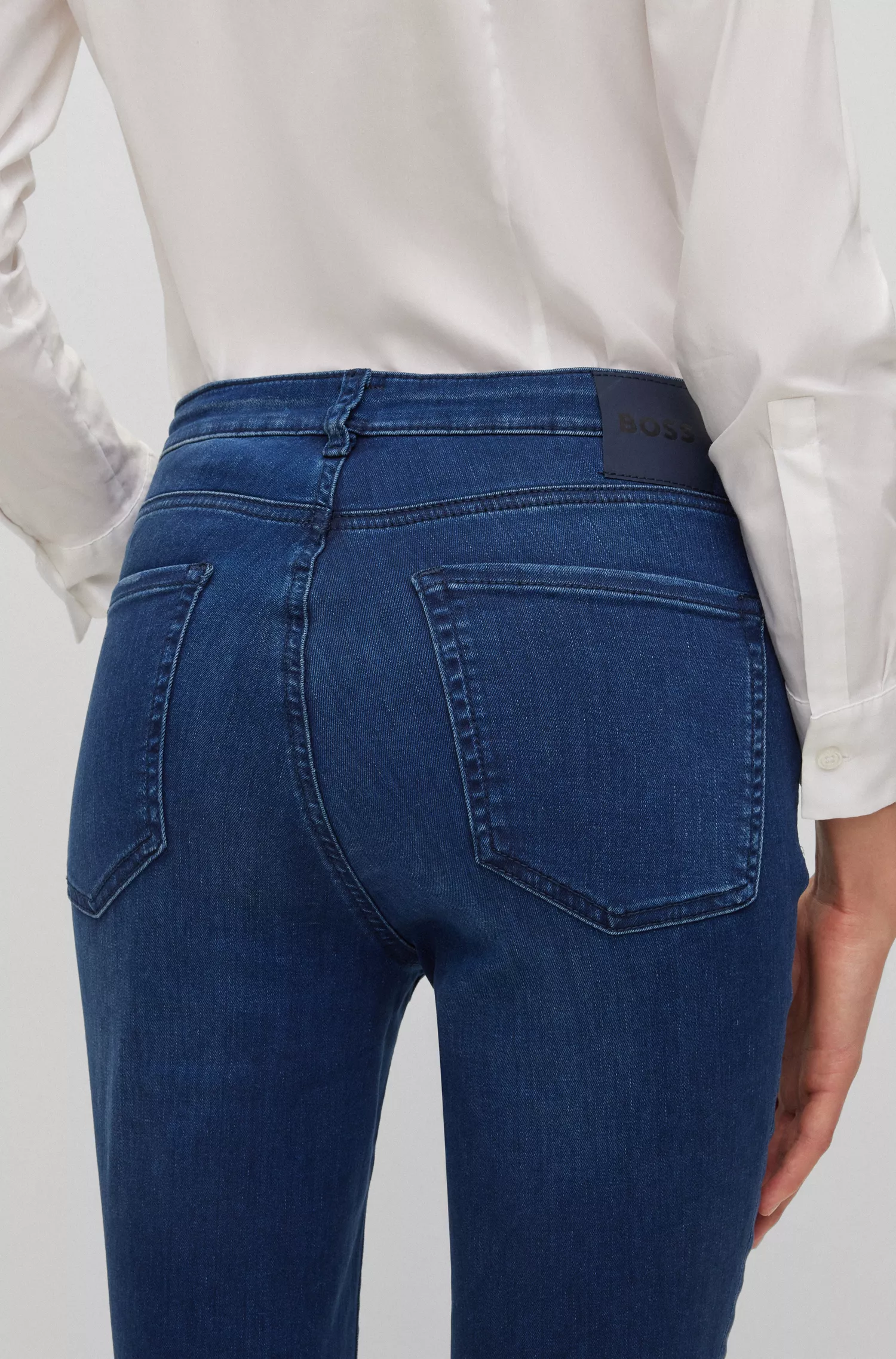 Calça jeans BOSS preta de cintura alta em denim power-stretch azul.
