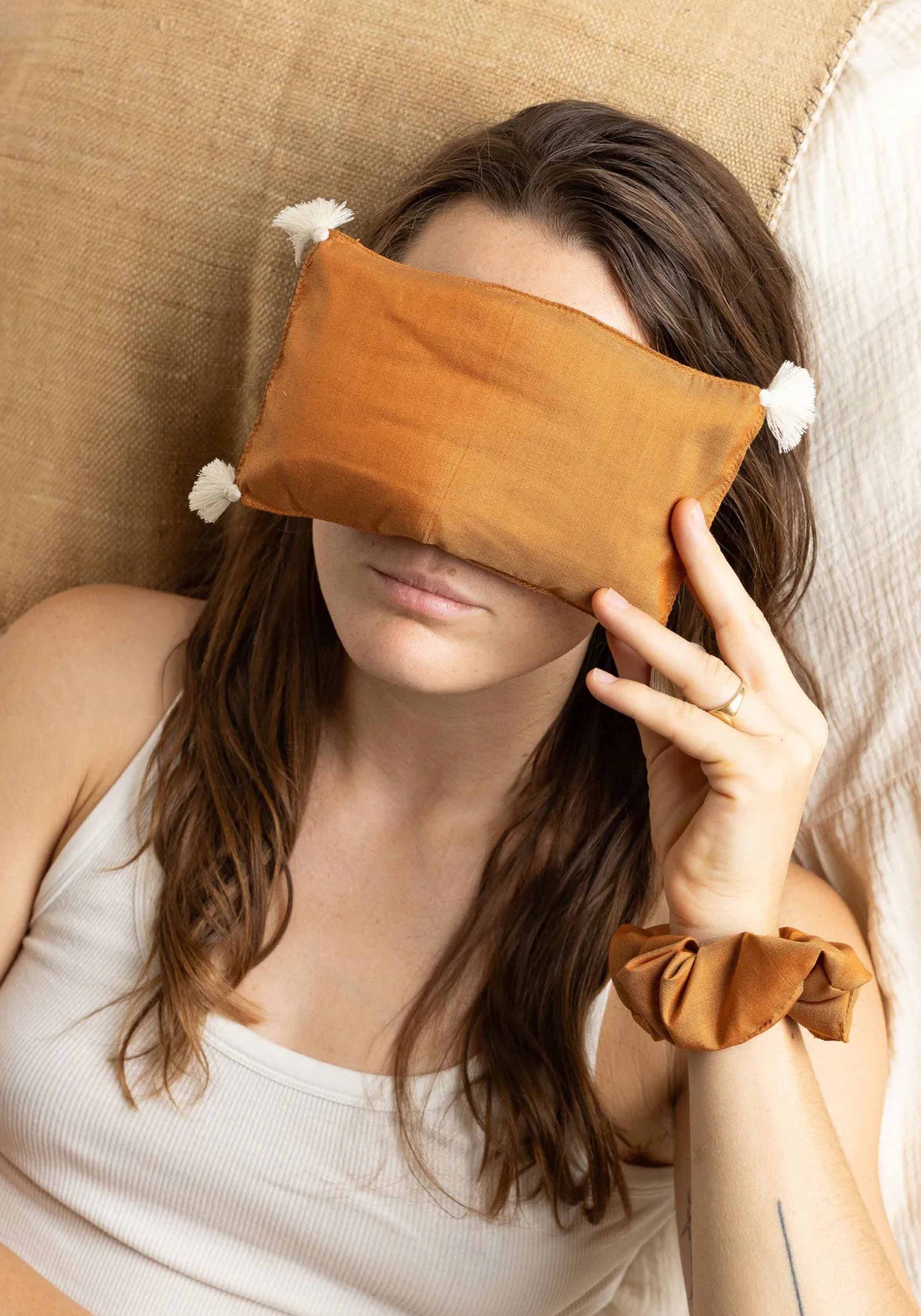 YOOMEE Augenkissen Eye Pillow Raha Tassels Cognac