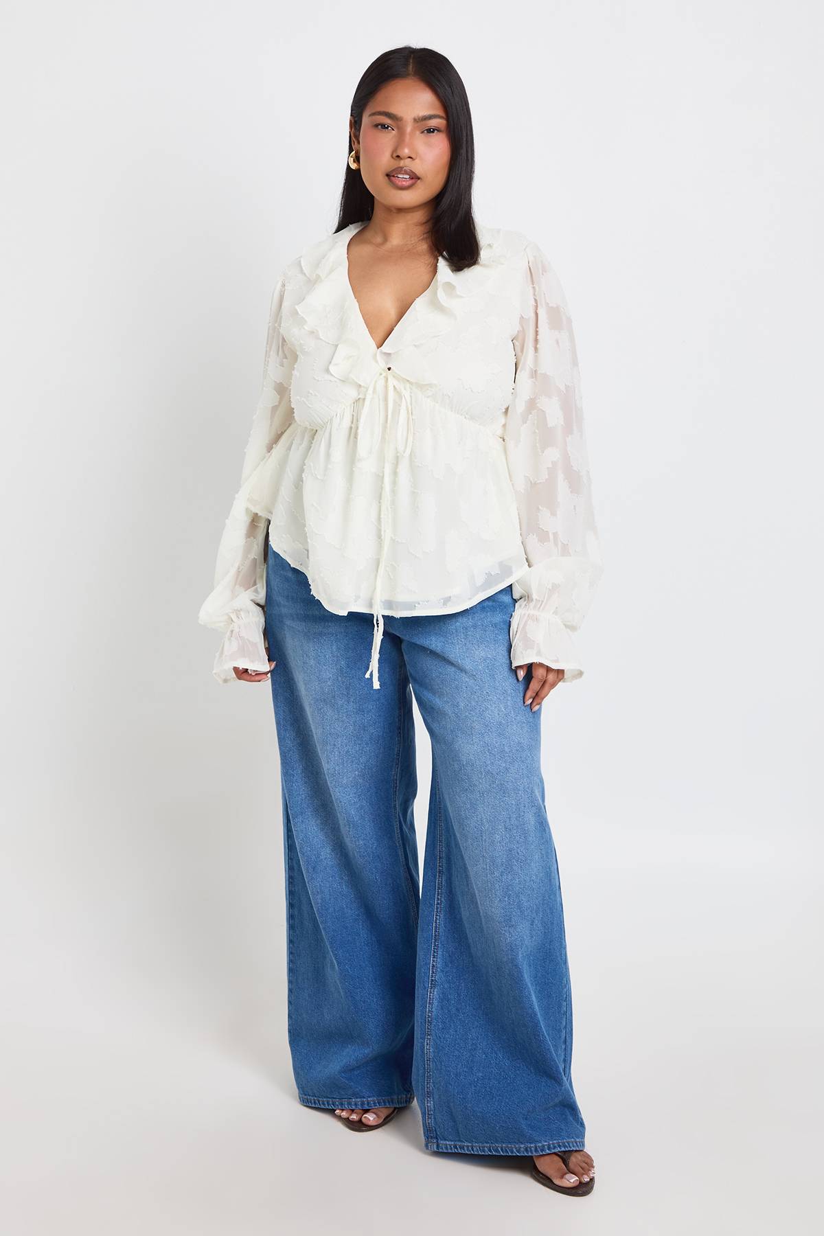 boohoo Haut Tunique Grande Taille À Motif Dévoré Avec Nœud Frontal Et Volants