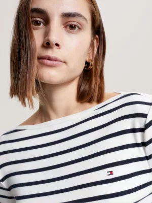Blusa de corte justo com decote canoa