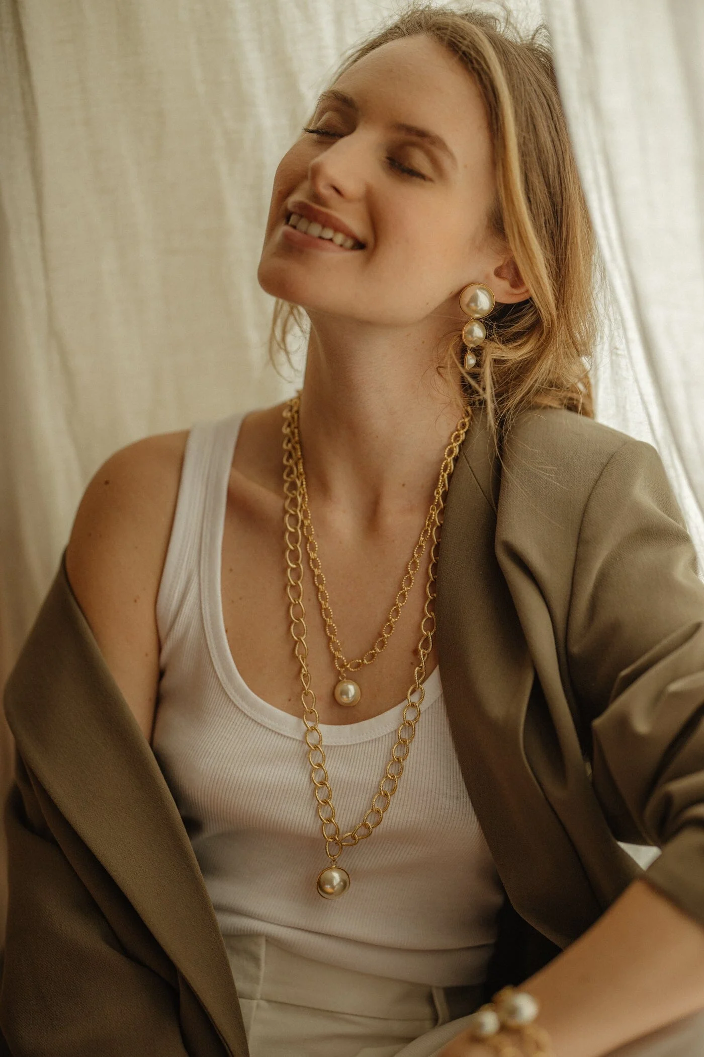 NÉLYA - Boucles d'oreilles puces pendantes perles doré à l'or fin | Argent