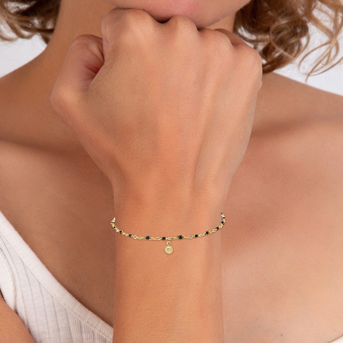 Bracelet par SC Bohème orné d'un véritable diamant blanc et de perles en résine noires