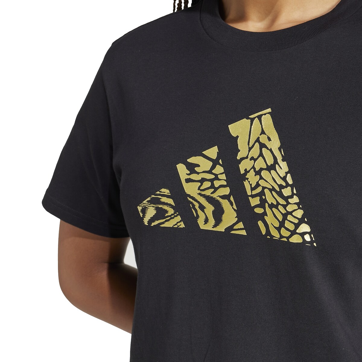 Camiseta ADIDAS SPORTSWEAR com logotipo grande na cor dourada