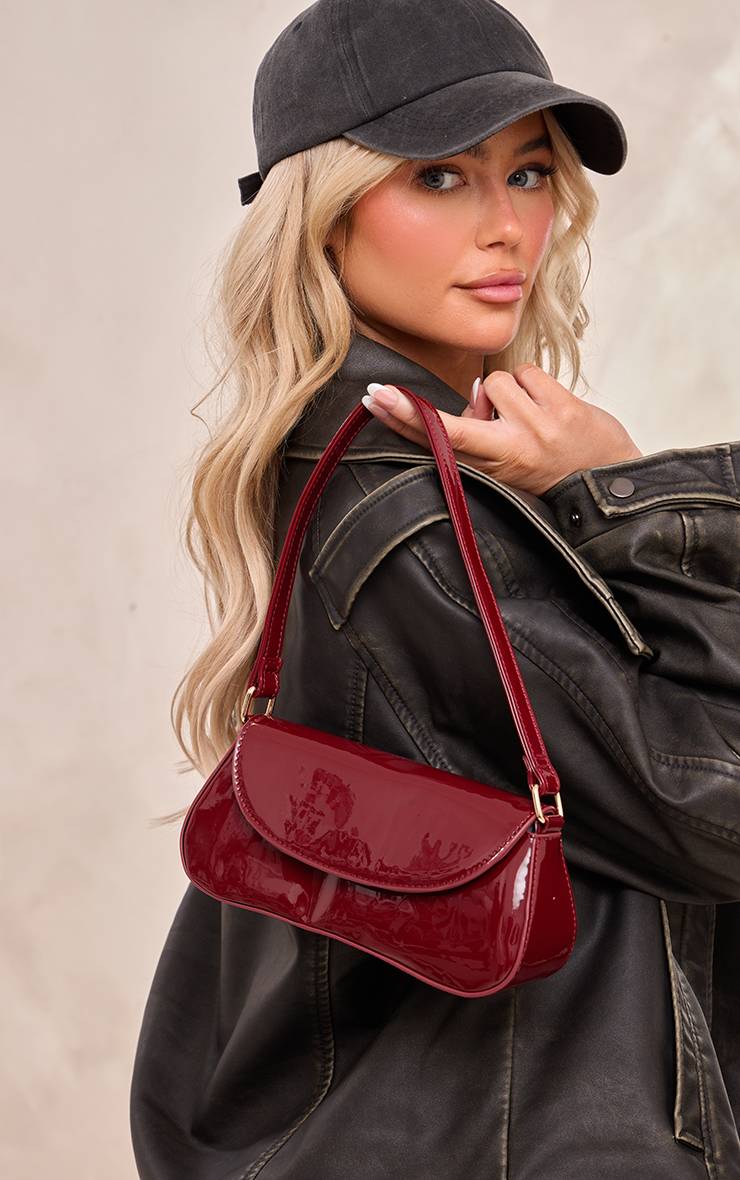 Rouge Bordeaux Sac À Bandoulière Incurvé Fin En Cuir Verni