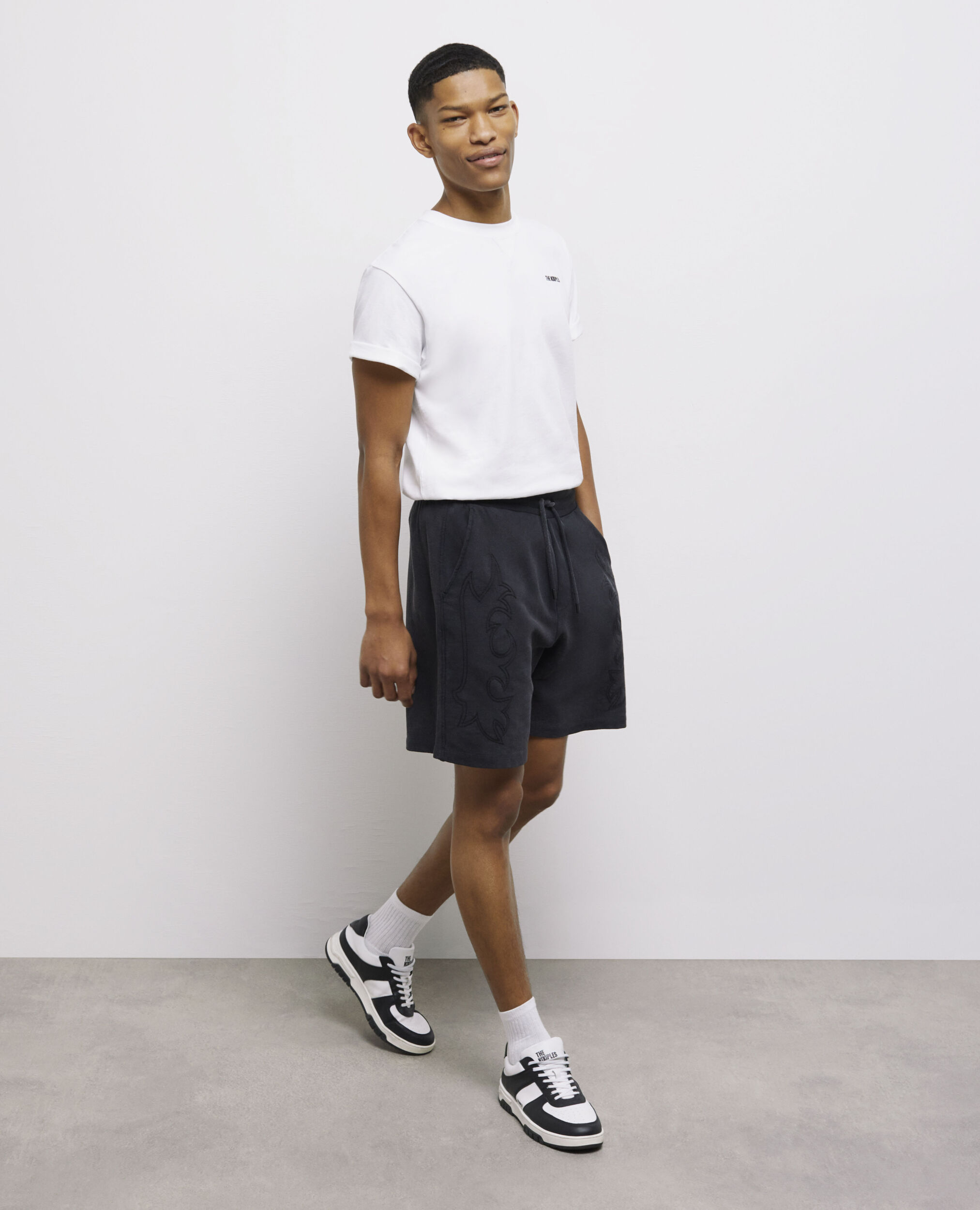 Short noir molletonné avec broderies Western