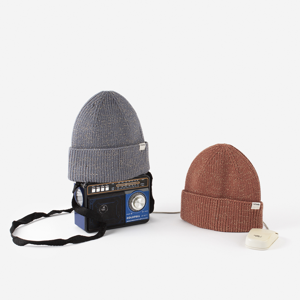 Gorro de malha V. Things com lurex, dobra dupla e etiqueta na aba.