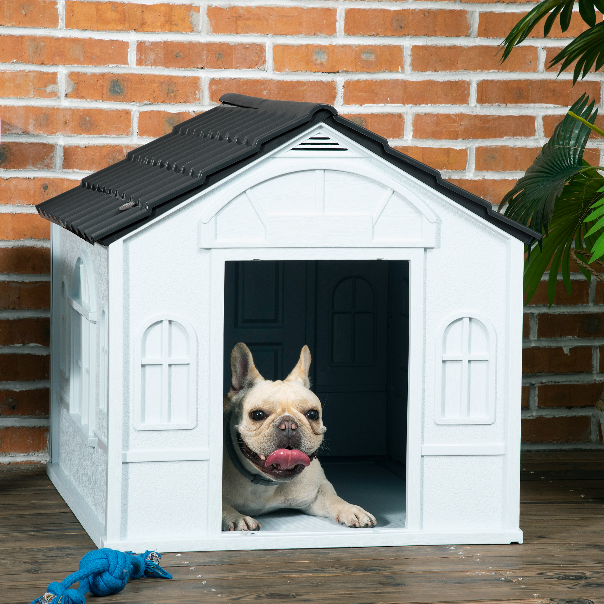Casinha para cães PawHut, 65x75,7x63 cm, com janela estampada e telhado imitando telha, para cães de porte médio, cinza e branca.