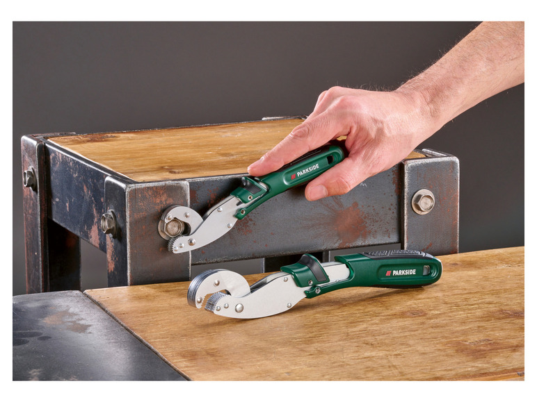 Ratelset met universele dopsleutel of universele spansleutelset