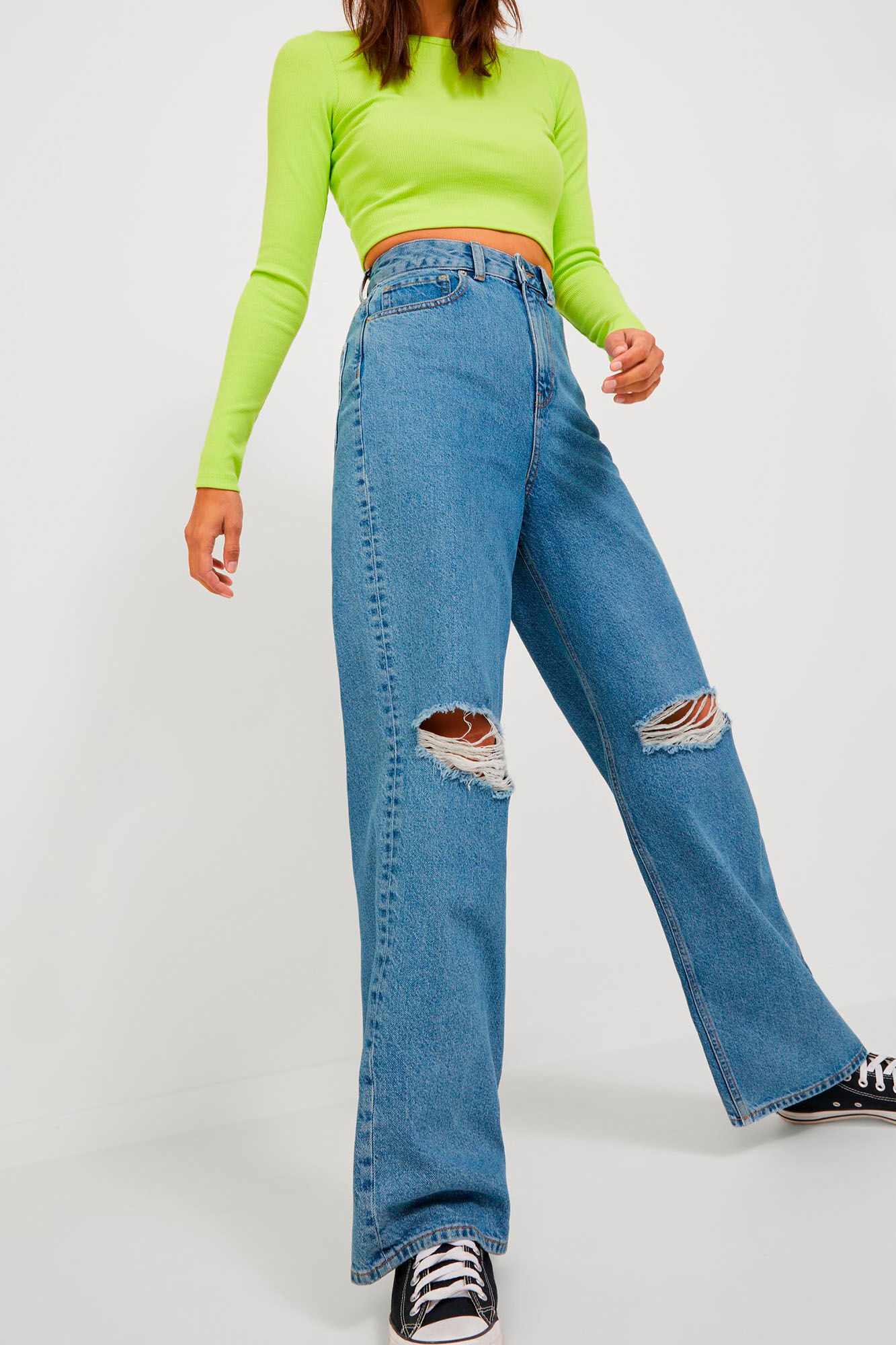 Calça jeans de perna larga com rasgos