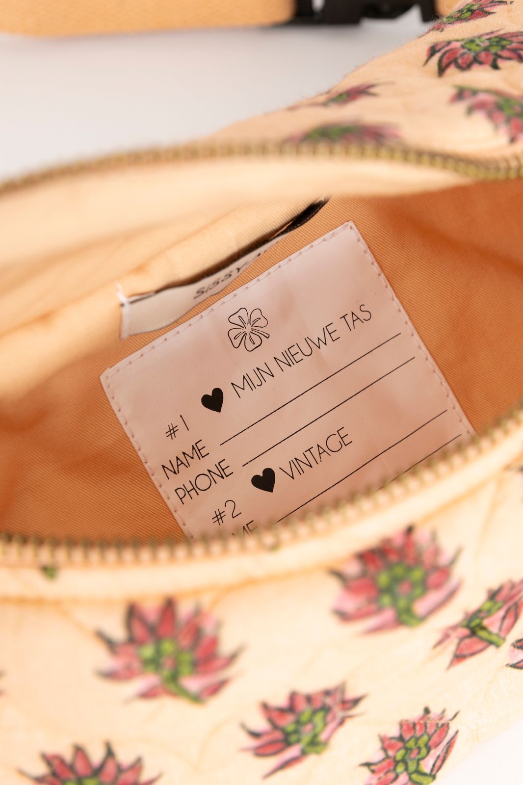 Zacht oranje doorgestikte crossbody tas met print