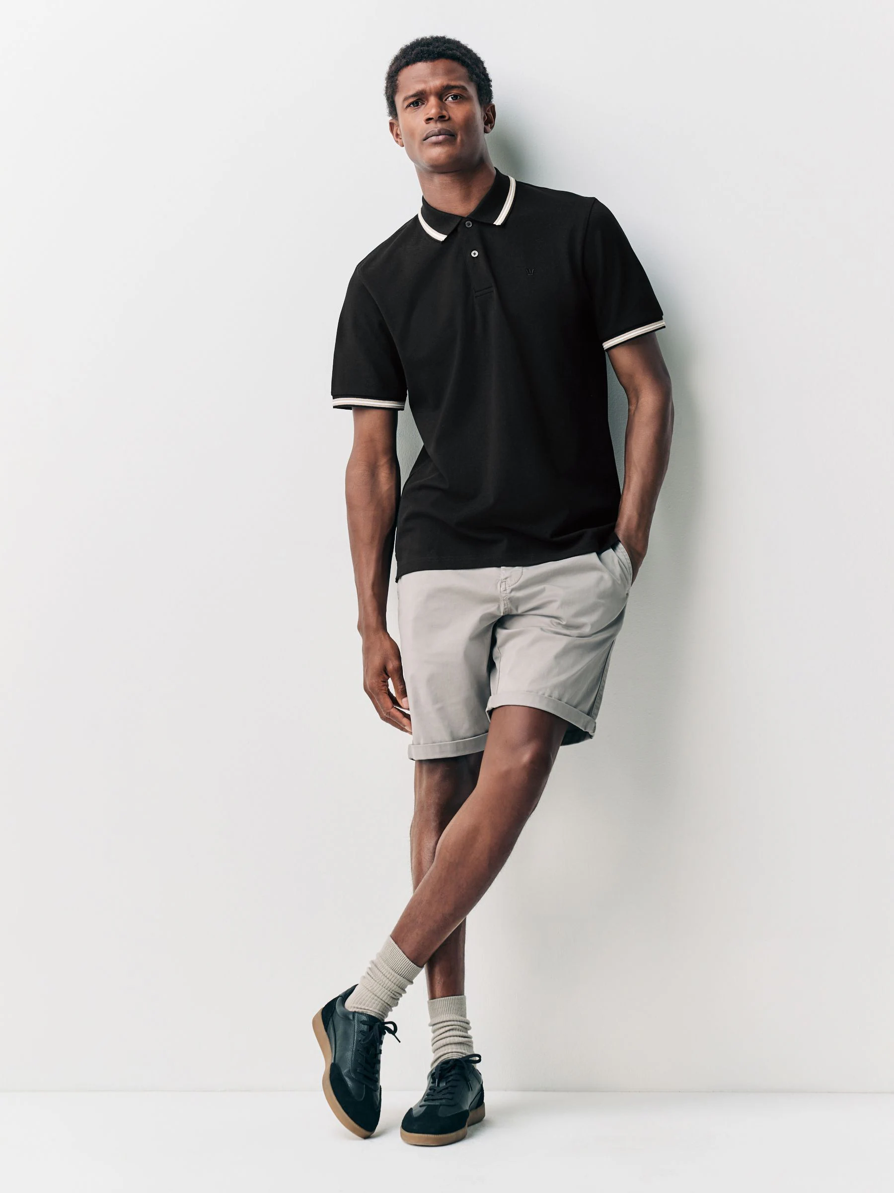 Zwarte poef - Regular fit poloshirt met korte mouwen en contrasterende randen