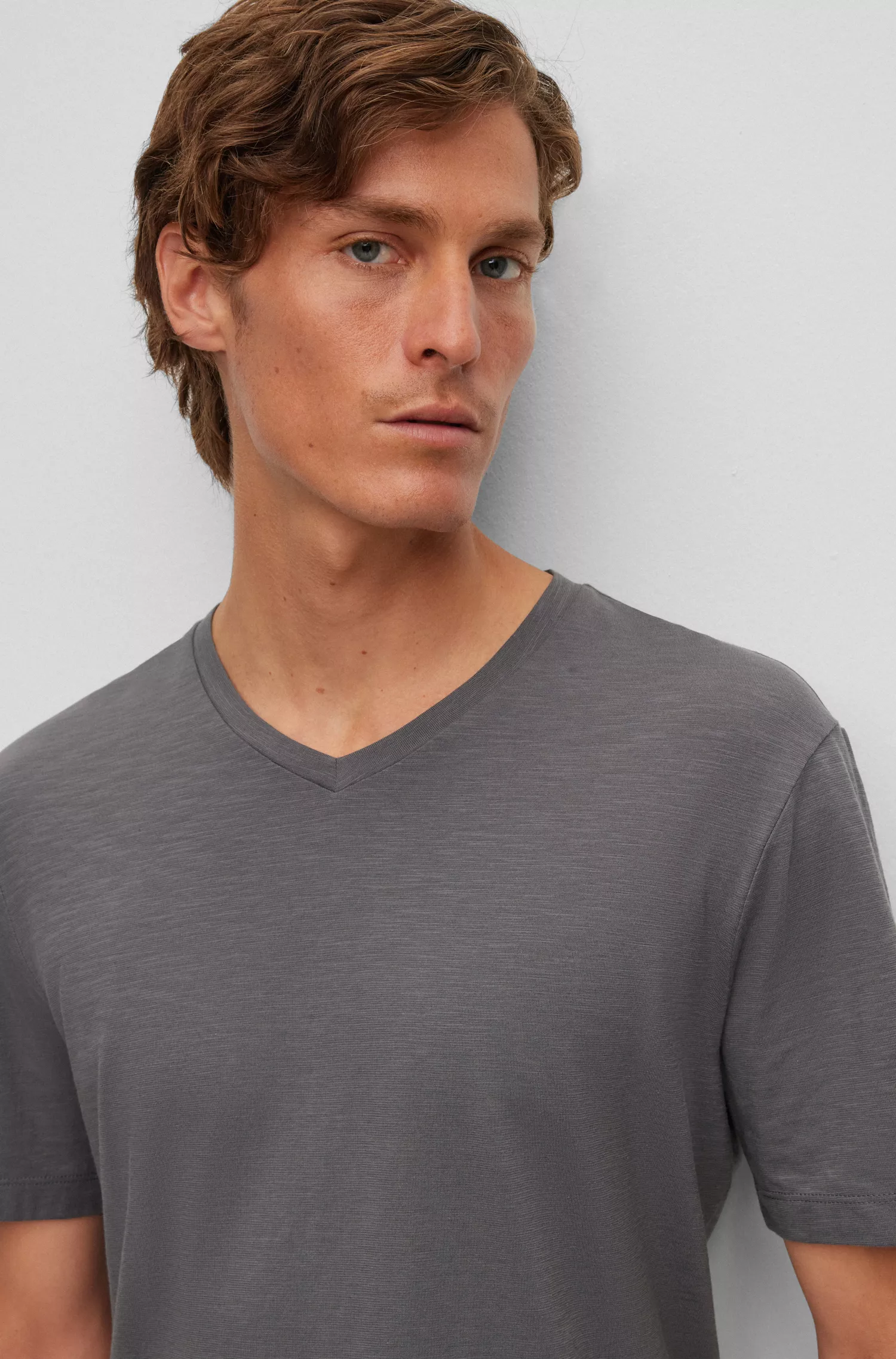 Camiseta BOSS preta com decote em V em algodão mercerizado.