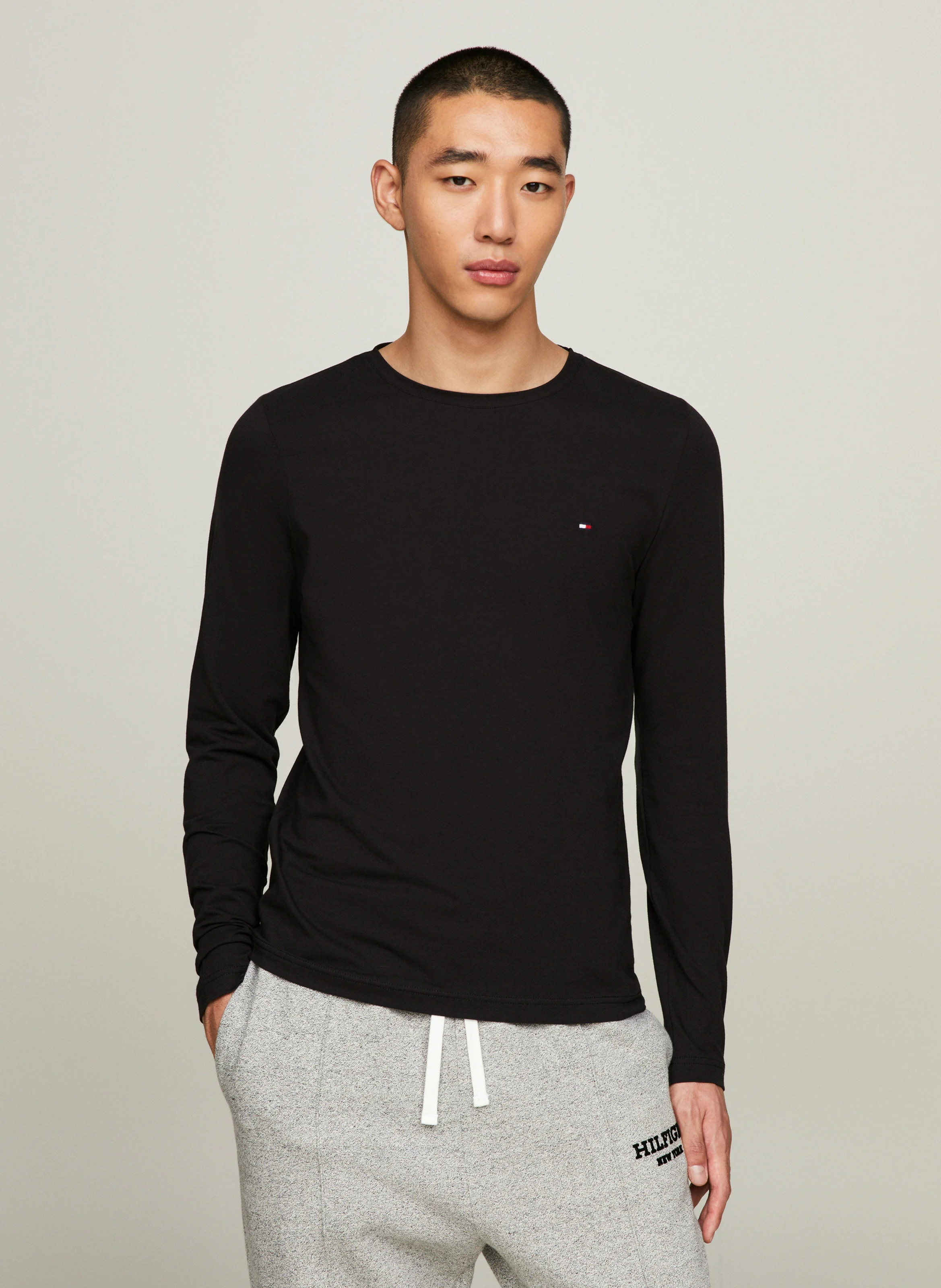Tee-shirt col rond regular-fit brodé en coton bio | Noir