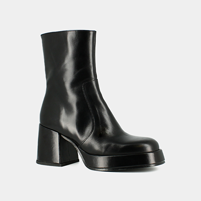 Bottines à talons et bouts carrés  en cuir noir