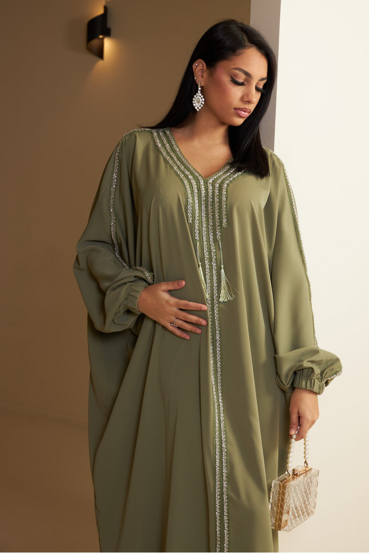 Abaya kaki à empiècement perle carrée et pompom