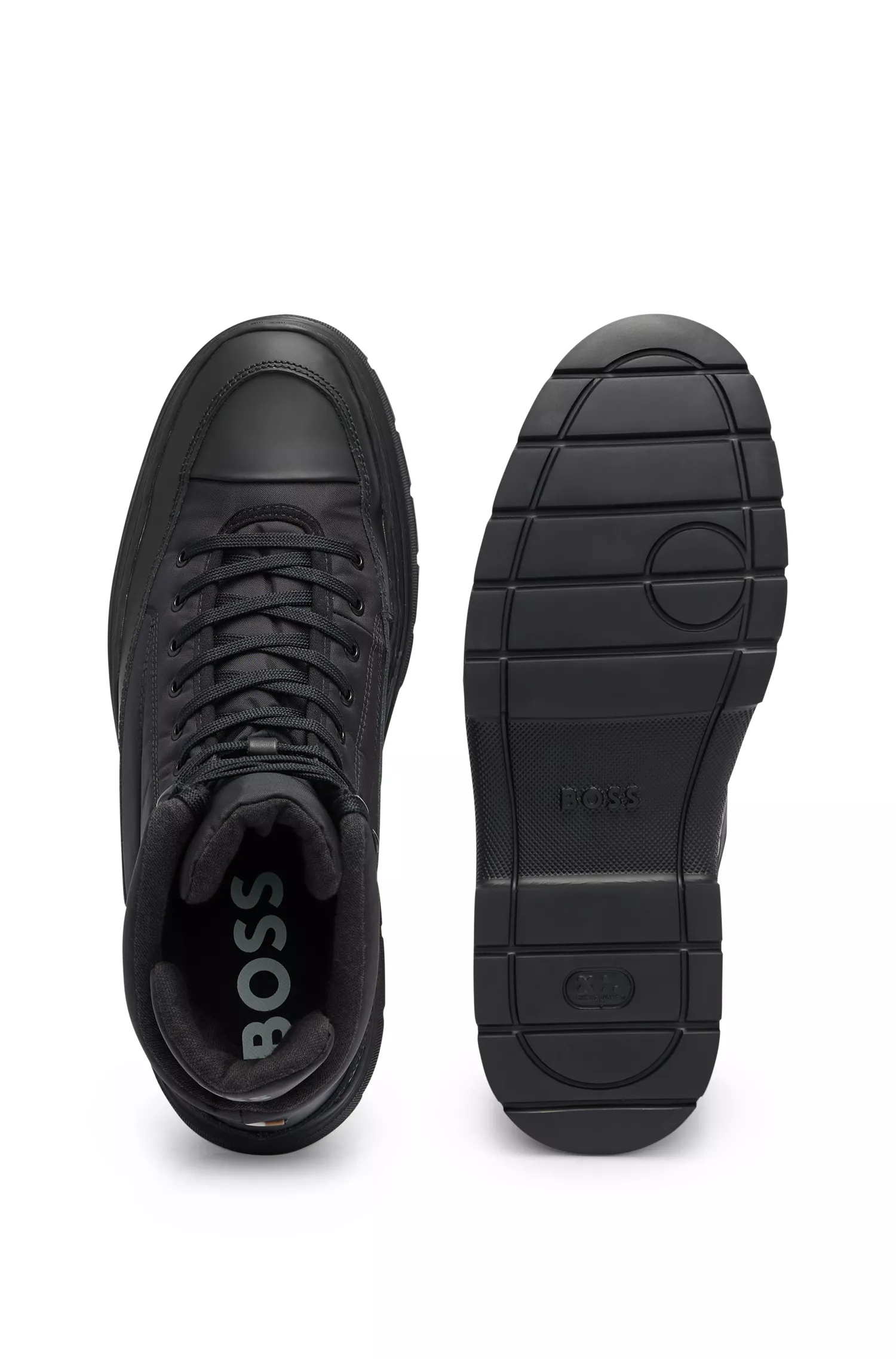 Botas BOSS pretas de cano curto com couro emborrachado e acolchoamento.