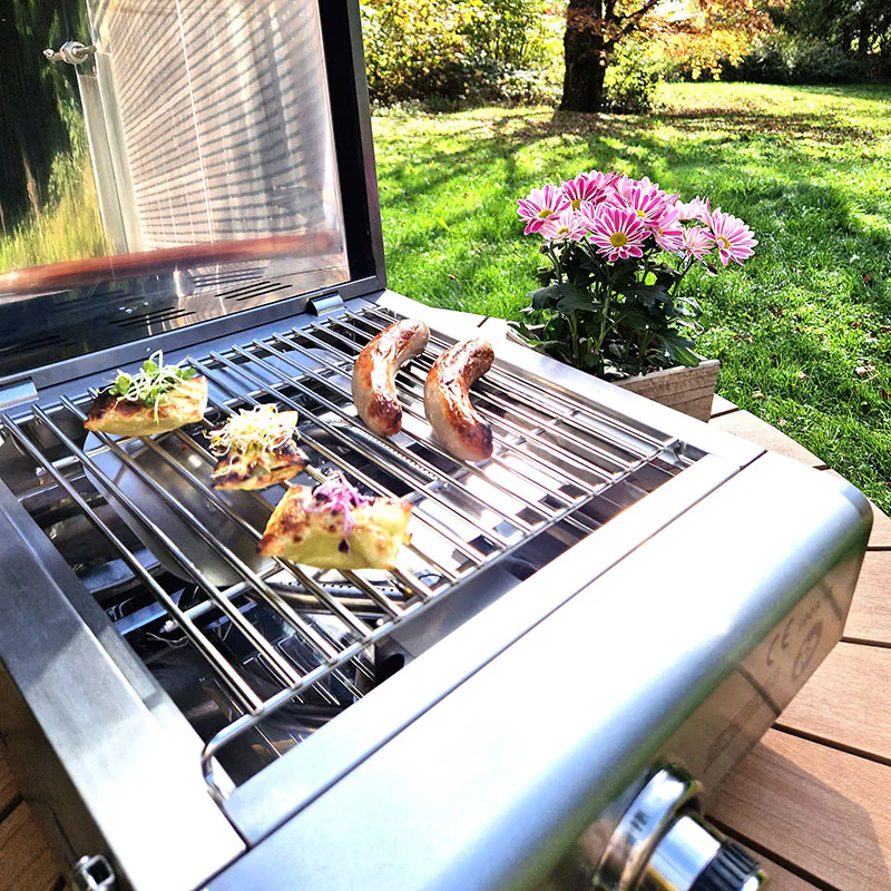 Leichter und portabler Multi-Kulti® Grill mit Zubehör - 42x51x25 cm, 3,8 kW, Edelstahl, Backhaube mit Thermometer, Gasbetrieb