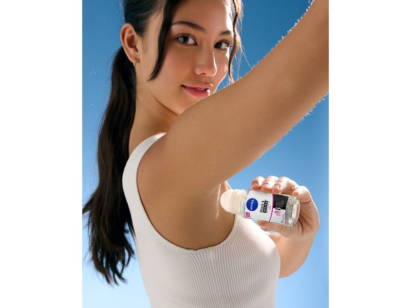 NIVEA Deo Roll-on Black and White 50 ml Deo bietet effektiven Anti-Transpirant-Schutz, ohne gelbe Flecken oder weisse Rückstände zu hinterlassen