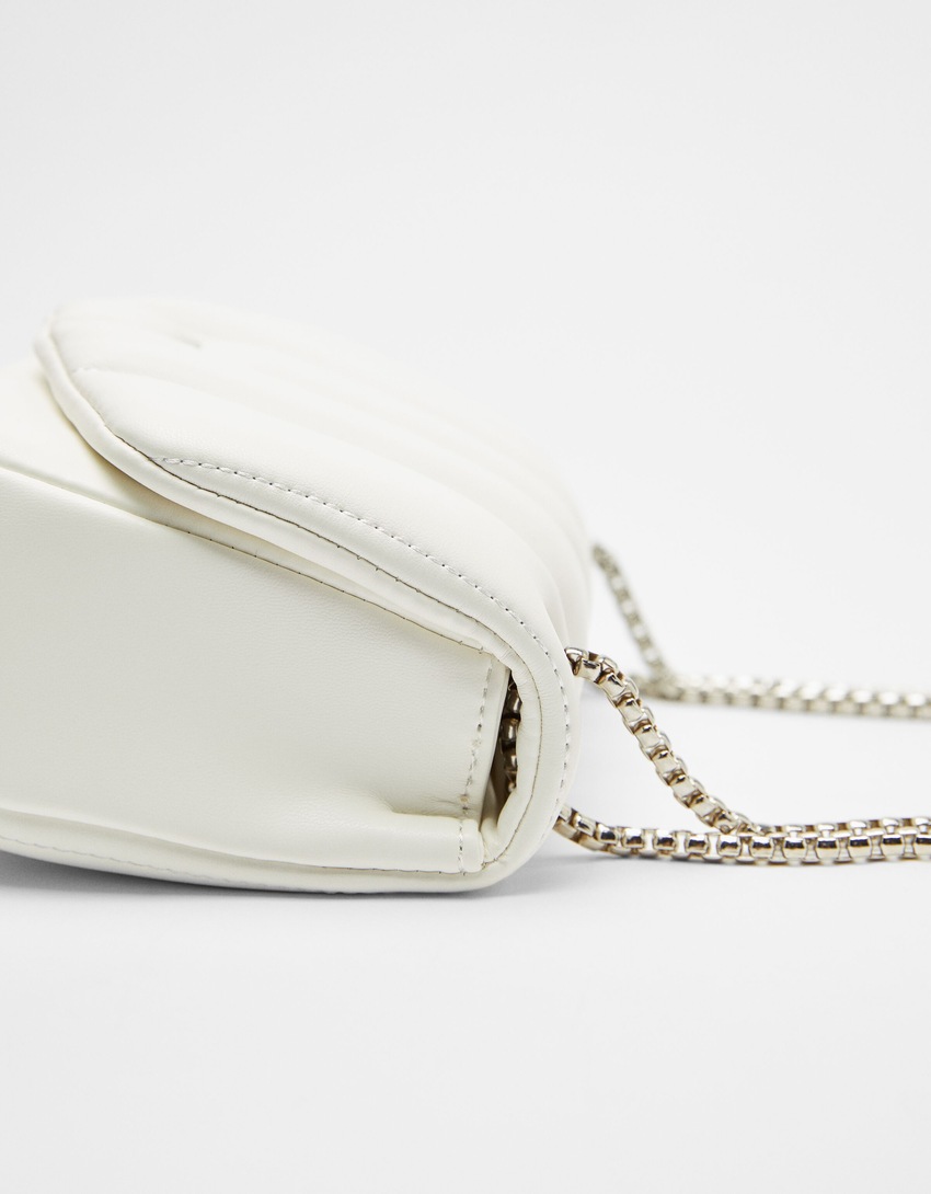 Bolsa transversal multifuncional acolchoada com corrente.